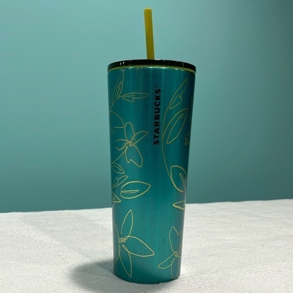 Starbucks glittery 24 fluid ounce Tumblr with screw on top‎ and strong 2022 used